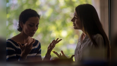 Konflikte im Team sind oft emotionsgeladen: Ein wertschätzendes Gespräch unter vier Augen kann helfen, die wahren Motive dahinter zu verstehen. (Foto: Klaus-Dietmar Gabbert/dpa-tmn)