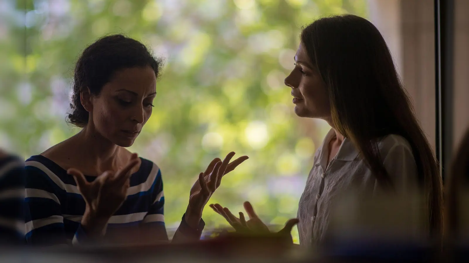 Konflikte im Team sind oft emotionsgeladen: Ein wertschätzendes Gespräch unter vier Augen kann helfen, die wahren Motive dahinter zu verstehen. (Foto: Klaus-Dietmar Gabbert/dpa-tmn)