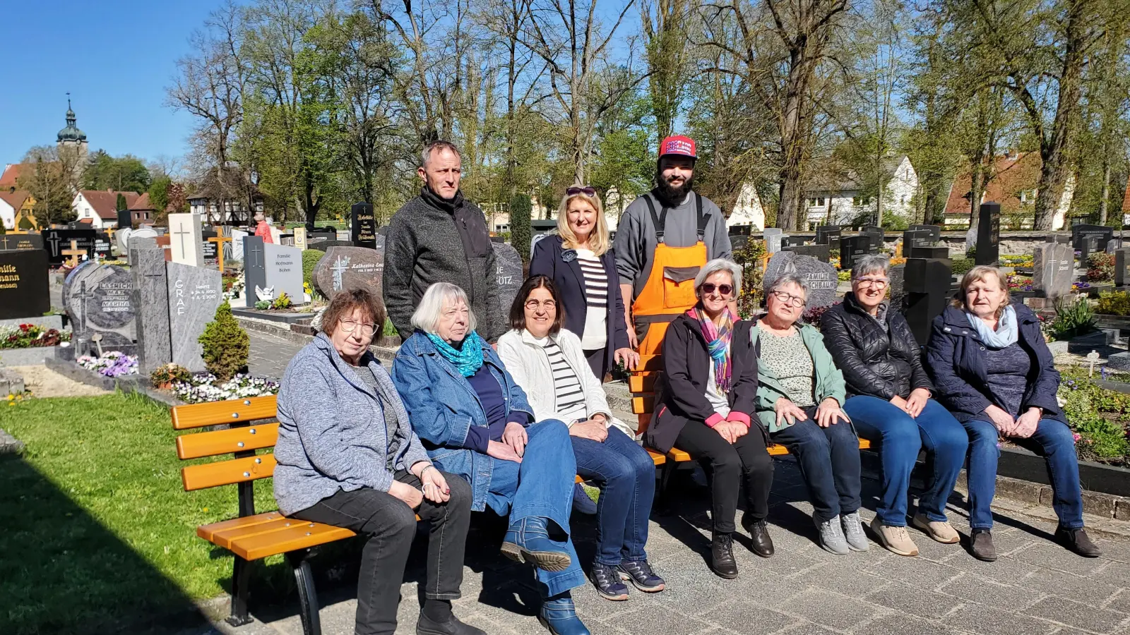 Das Team des Kleiderstübchens war vollständig versammelt und freute sich mit den Beschenkten, den Vertretern und Vertreterinnen des Marktes, über die jüngste Spende der wohltätigen Einrichtung. (Foto: Ulli Ganter)