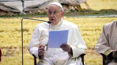 Papst Franziskus spricht während eines Treffens mit religiösen Führern auf dem Gelände des Hun Theatre in the Sky Resort etwa 15 Kilometer südlich der mongolischen Hauptstadt Ulaanbaatar. (Foto: Andrew Medichini/AP)