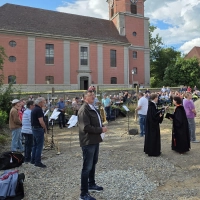 Gegenüber der Illesheimer Kirche entsteht derzeit das neue Gemeindehaus Plus. Zur Kirchweih 2027 soll es bezugsfertig sein. (Foto: Hans-Bernd Glanz)