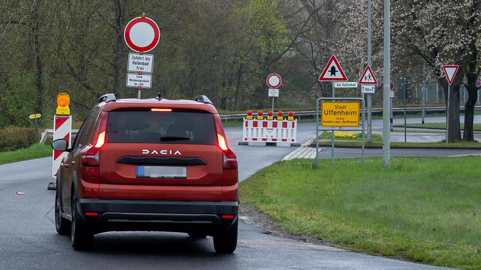 So mancher Autofahrer und so manche Autofahrerin wurden am Freitag ein wenig von den Absperrungen überrascht. Voraussichtlich bis zum 22. Mai bleibt die Schulstraße aber Einbahnstraße. Die Zufahrt zum Hallenbad ist frei. (Foto: Mirko Fryska)