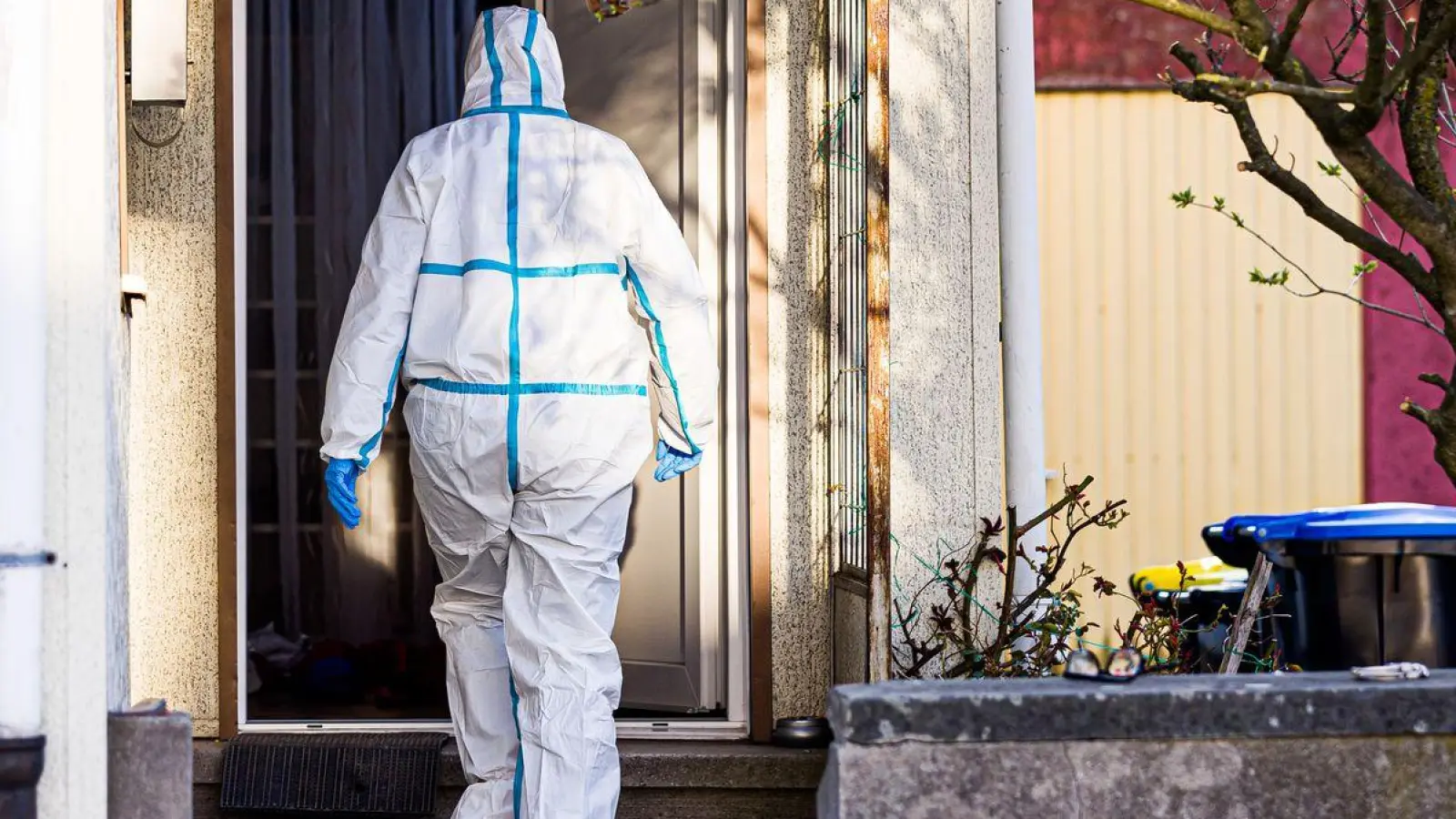 An dem Einfamilienhaus in Barsinghausen läuft die Spurensicherung. (Foto: Moritz Frankenberg/dpa)