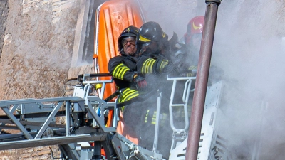Während des Rettungseinsatzes der Feuerwehr stürzte ein weiterer Teil des Turms ein. (Foto: Domenico Stinellis/AP/dpa)