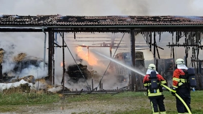 Die Feuerwehr hatte die Flammen rasch unter Kontrolle. Das Gebäude war jedoch nicht zu retten. (Foto: Wolfgang Grebenhof)