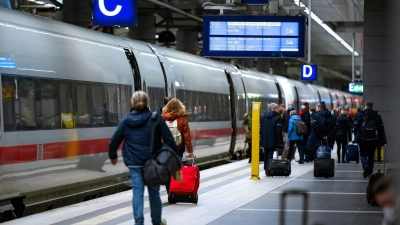 Zu Weihnachten sollen deutlich mehr Bahnen verkehren, vor allem auf stark befahrenen Strecken. (Foto: Monika Skolimowska/dpa-Zentralbild/dpa)