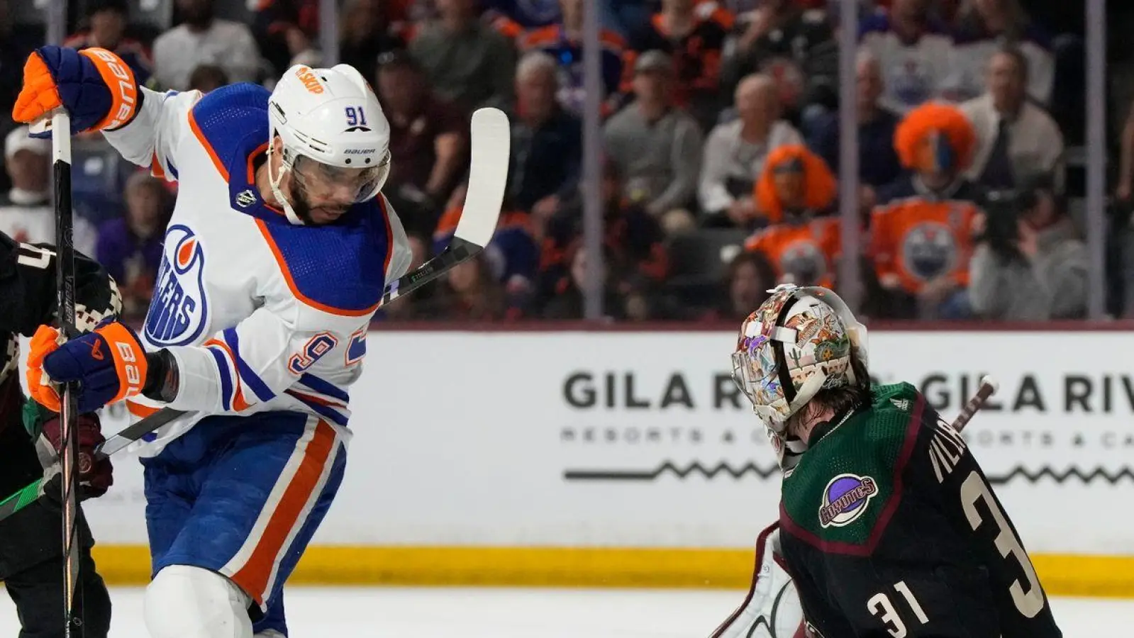 Die Edmonton Oilers setzen sich bei den Arizona Coyotes durch. (Foto: Rick Scuteri/AP/dpa)