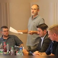 Planer Max Wehner (stehend) erläuterte im Stadtrat die Schlussfassung der Satzung für den „Stillen Wald” und konnte mit den letzten Abwägungen des Gremiums die Satzung abschließend behandeln. (Foto: Andreas Reum)