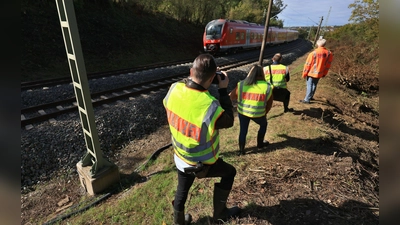 Nach dem tödlichen Unfall eines Sicherungspostens versuchten Experten, die Unfallursache zu klären. (Archivbild) (Foto: Karl-Josef Hildenbrand/dpa)