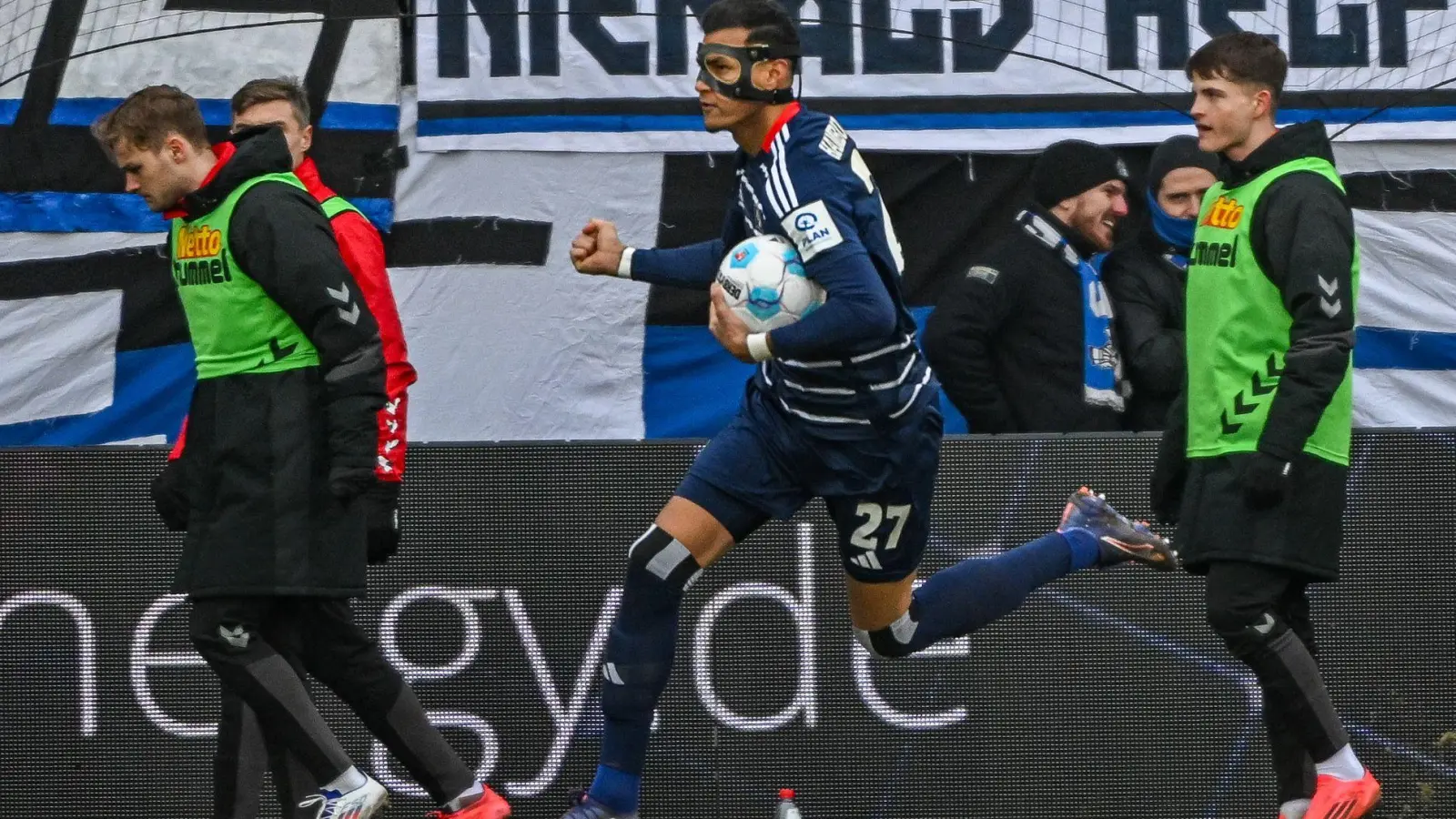 Stürmer Davie Selke lässt den HSV spät jubeln. (Foto: Armin Weigel/dpa)