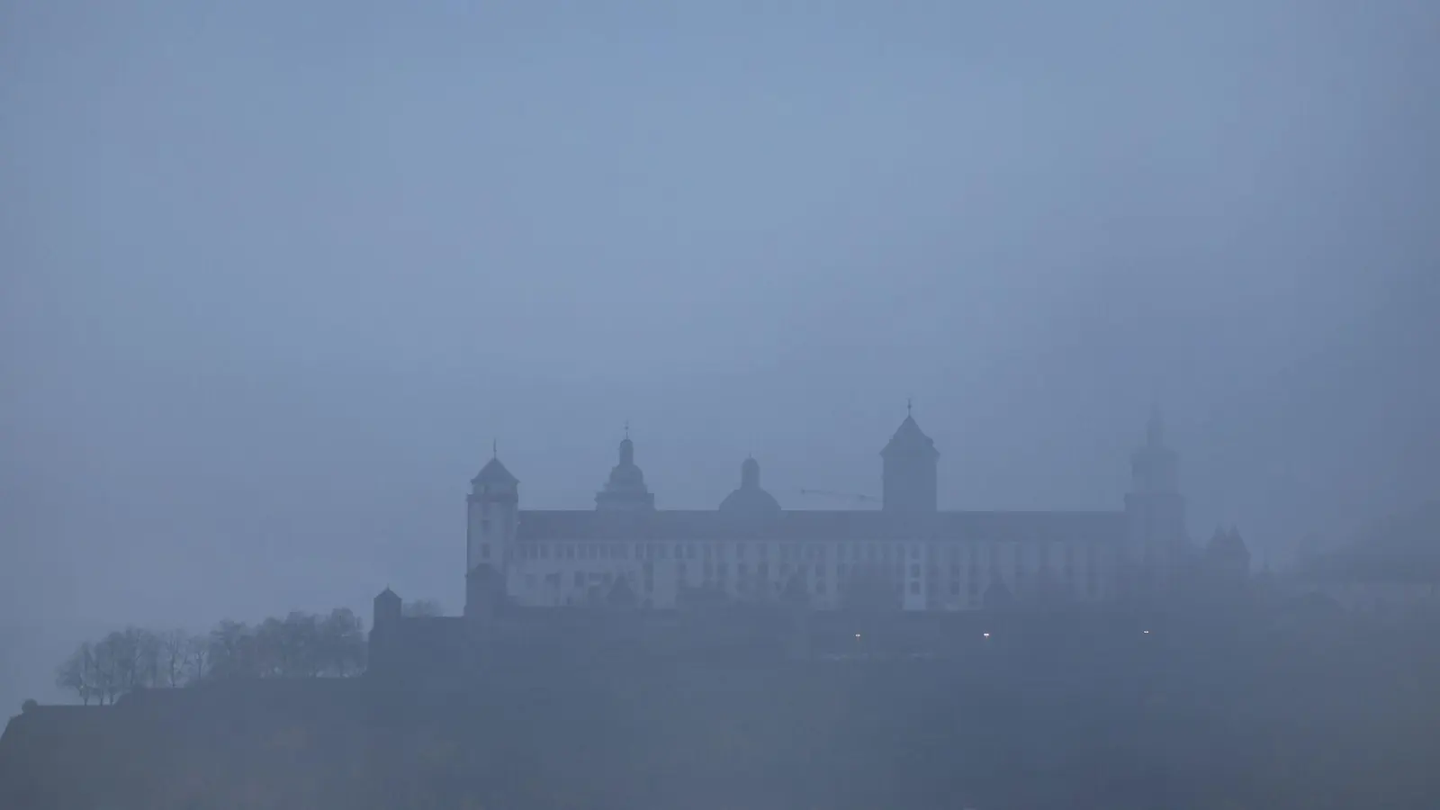 Der Nebel kann sich teils nur zögerlich auflösen, örtlich liegen die Sichtweiten unter 150 Metern. (Symbolbild) (Foto: Karl-Josef Hildenbrand/dpa)