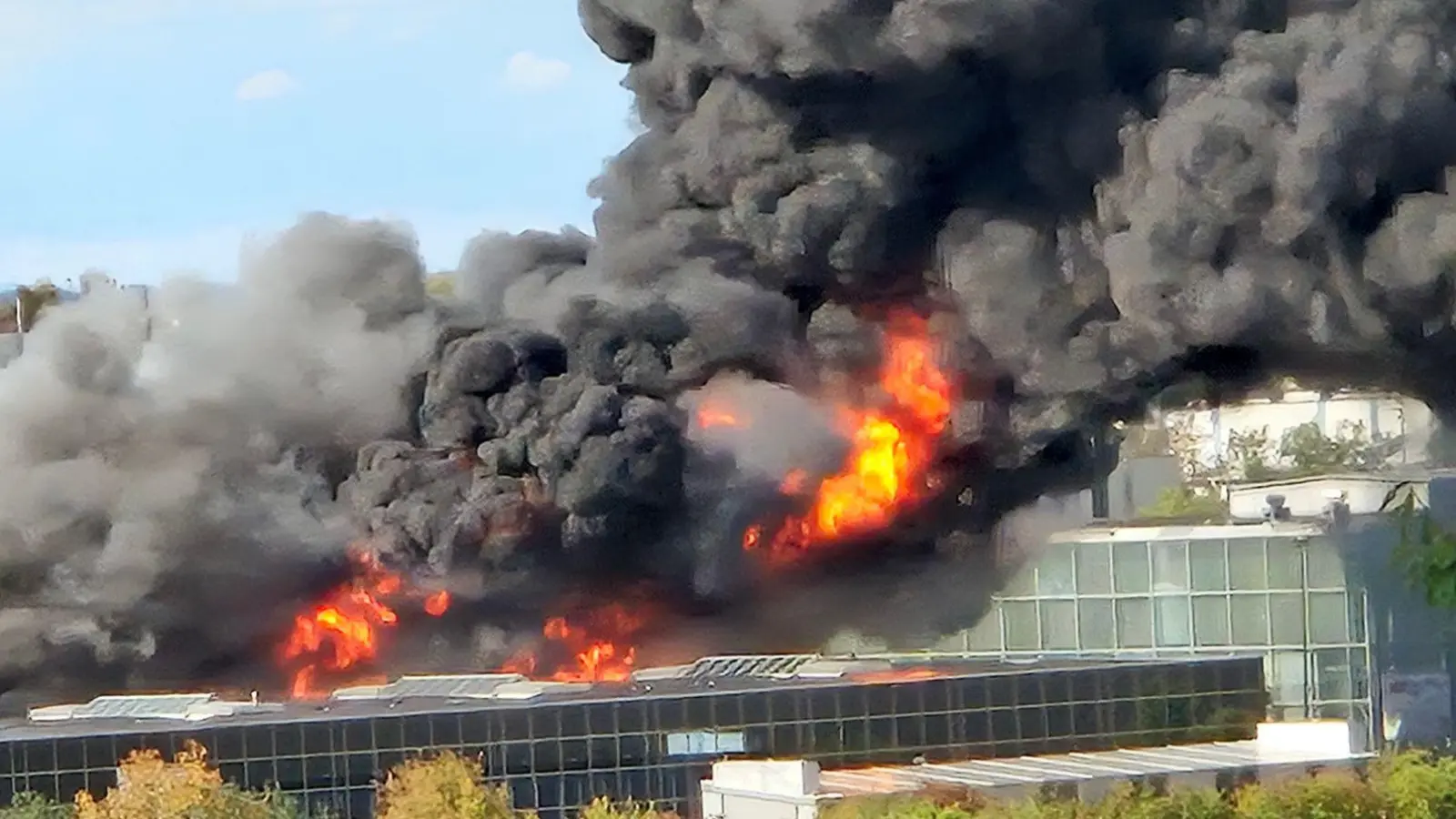 Das Feuer brach am Nachmittag aus.  (Foto: Thomas Fritz/Mainpost/dpa)