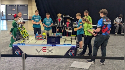 Das Robotik-Team der Realschule hochkonzentriert während des Wettkampfs im US-Bundesstaat Texas. (Foto: Simon Reeber)
