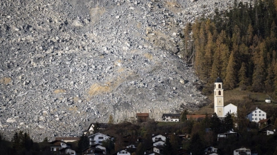 Im schlimmsten Fall müssen die rund 90 Dorfbewohner den Ort für Monate verlassen. (Foto: Gian Ehrenzeller/KEYSTONE/dpa)