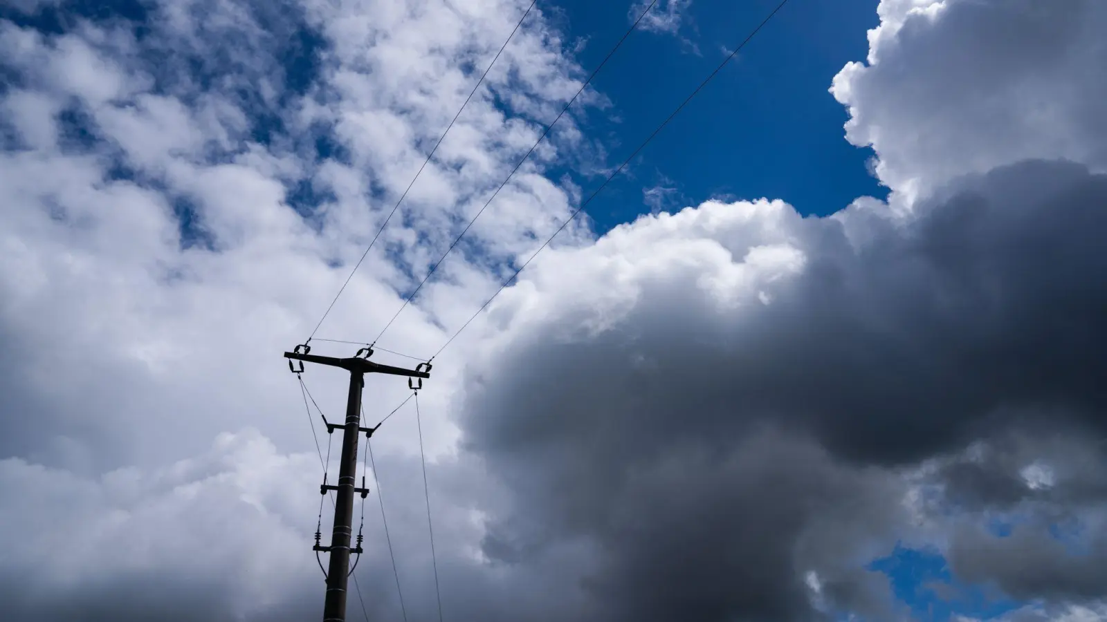 Für kurze Zeit fiel unter anderem in Dentlein am Forst, Dorfkemmathen und Kleinohrenbronn der Strom aus. (Symbolbild: Nicolas Armer/dpa)