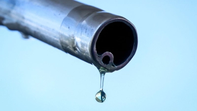 Der mittägliche Preissprung an den Tankstellen ist diesmal eher kleiner ausgefallen. (Symbolbild)  (Foto: Alain Jocard/AFP/dpa)