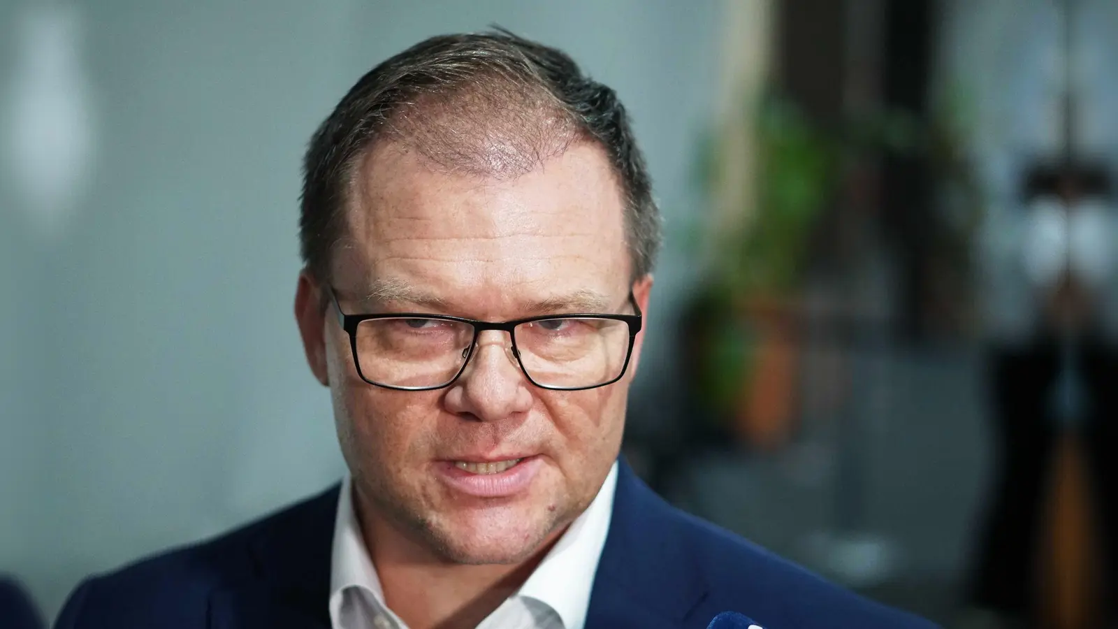 Carsten Schneider (SPD), Bundesminister für Umwelt, Klimaschutz, Naturschutz und nukleare Sicherheit, gibt auf dem UN-Klimagipfel COP30 ein Pressestatement. (zu dpa: «Schneider will Klimaschutzprogramm erst 2026 vorlegen») (Foto: Larissa Schwedes)