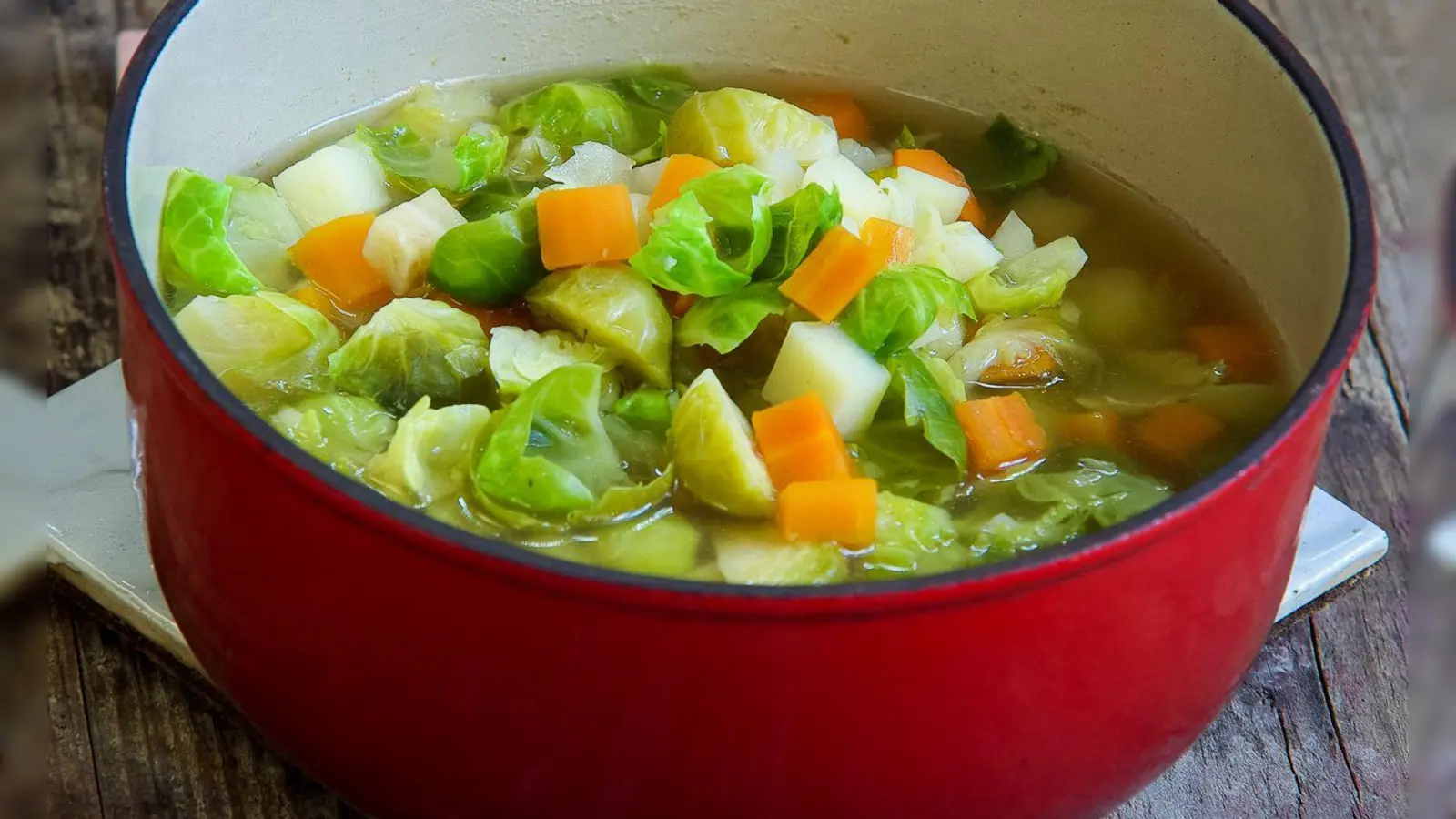 Hühnersuppe bei Erkältung: Wissenschaftliche Beweise für eine Heilwirkung gibt es nicht, dennoch kann heiße Suppe durch Wärme wohltuend sein. (Foto: Manuela Rüther/dpa-tmn)