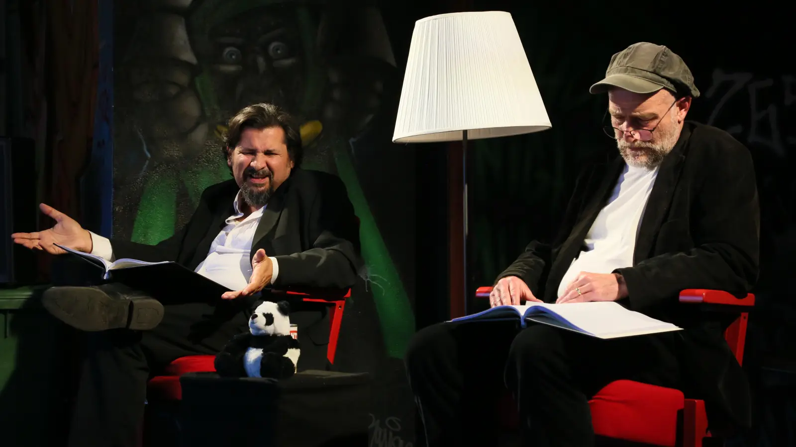 Lasen Sławomir Mrożeks Einakter „Emigranten”: Levent Özdil (links) und Robert Arnold. (Foto: Martina Kramer)