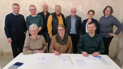 Unterzeichner des Kooperationsvertrags: (Stehend, von links) Pfarrer Stephan Rühr, Reiner Bieswanger (Dambach), Markus Messerschmidt (Ehingen), Dekan i. R. Hermann Rummel, Pfarrer Walter Huber, Renate Remitz-Schachner (Unterschwaningen), Ingrid Kohler (Oberschwaningen) sowie (sitzend, von links) Karin Beer (Ammelbruch), Angelika Schwab (Beyerberg) und Roland Engelhard (Lentersheim). (Foto: Friedrich Zinnecker)