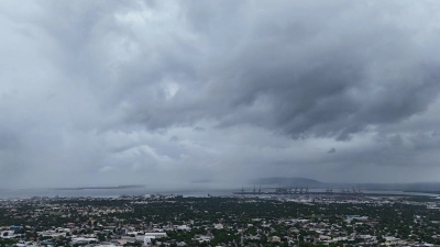 Wolken bedecken Kingston vor der vorhergesagten Ankunft des Hurrikans „Melissa“. Reisende sollten unbedingt über die Lage informiert bleiben und mögliche Evakuierungsanordnungen und andere Hinweise der Behörden befolgen. (Foto: Matias Delacroix/AP/dpa-tmn)