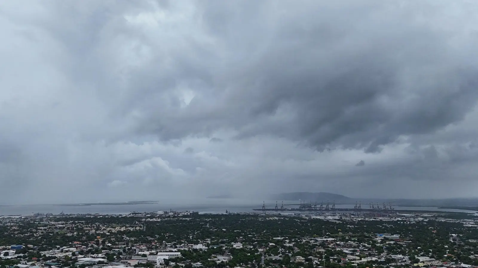 Wolken bedecken Kingston vor der vorhergesagten Ankunft des Hurrikans „Melissa“. Reisende sollten unbedingt über die Lage informiert bleiben und mögliche Evakuierungsanordnungen und andere Hinweise der Behörden befolgen. (Foto: Matias Delacroix/AP/dpa-tmn)