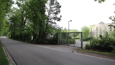 Im Bereich der Neuendettelsauer Kläranlage soll ein Geh- und Radweg gebaut werden. Im Gemeinderat wurde ausgiebig darüber diskutiert, auf welcher Seite der Straße dieser verlaufen soll. (Foto: Antonia Müller)