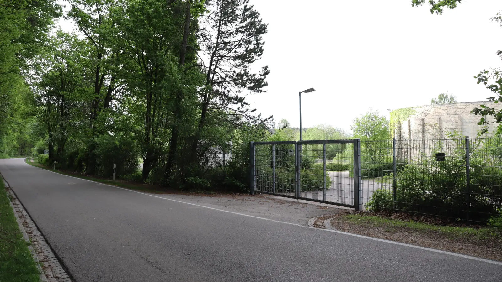 Im Bereich der Neuendettelsauer Kläranlage soll ein Geh- und Radweg gebaut werden. Im Gemeinderat wurde ausgiebig darüber diskutiert, auf welcher Seite der Straße dieser verlaufen soll. (Foto: Antonia Müller)