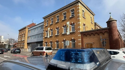 Die Polizei ermittelt zu den Hintergründen des Brandes.  (Foto: Nico Pointner/dpa)