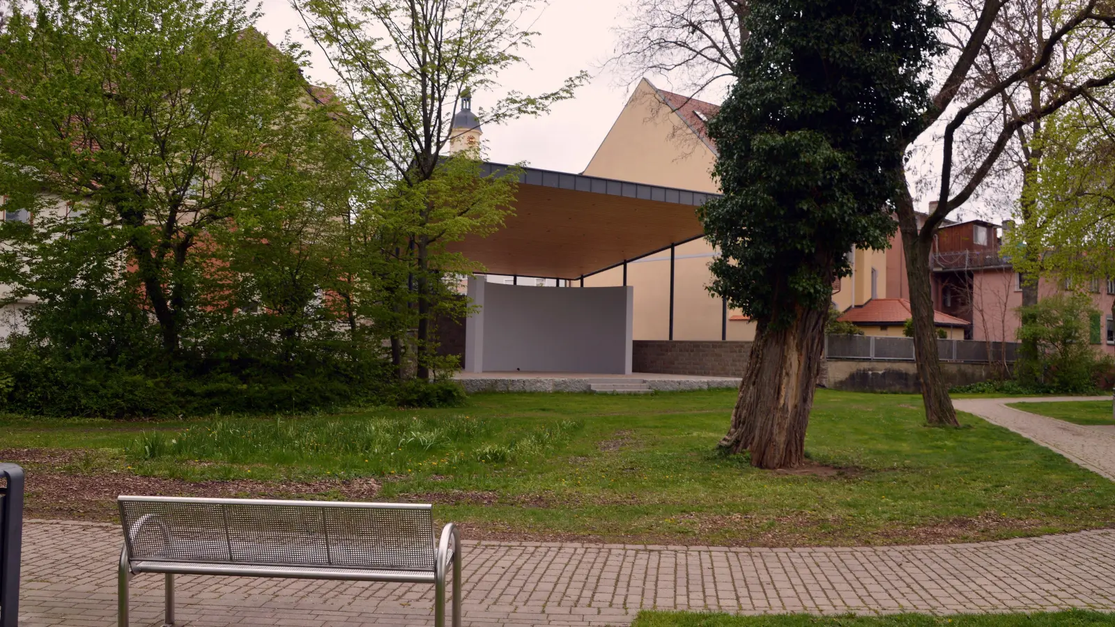 Der Musikpavillon fügt sich stimmig in den Uffenheimer Schlosspark ein. Eine Kunst-Stele könnte schon bald das hübsche Ensemble vervollständigen. Wo genau sie ihren Platz finden wird, ist aber noch nicht endgültig entschieden. Jetzt sind erst einmal die Räte an der Reihe. (Foto: Johannes Zimmermann)