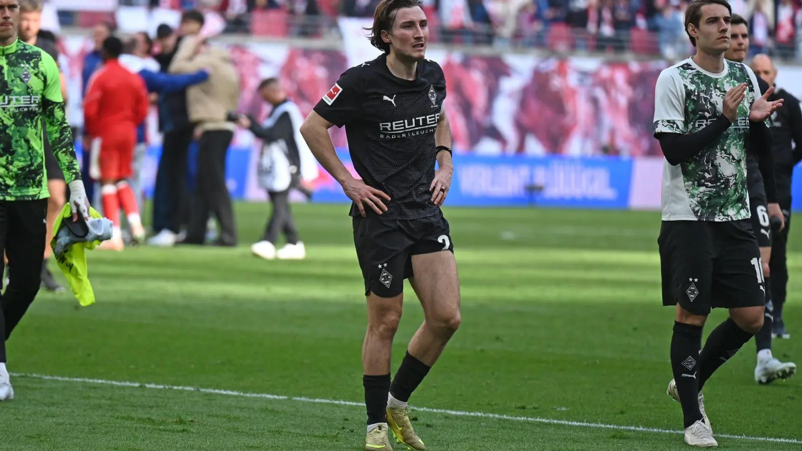 Der künftige Leipziger Rocco Reitz geht nach dem Spiel zu den Gladbach-Fans. (Foto: David Hammersen/dpa)