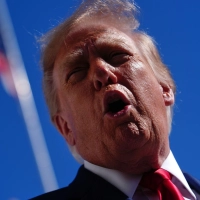 Trump will schon seit Wochen, dass alle „Superintelligenz“ statt KI sagen. (Archivbild) (Foto: Julia Demaree Nikhinson/AP/dpa)