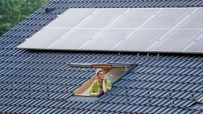 Gute Aussichten für das Haushaltsbudget: selbst erzeugter Strom aus einer PV-Anlage kombiniert mit einer hocheffizienten und brandgeschützten Dachdämmung. (Foto: DJD/puren/Getty Images/Halfpoint Images)