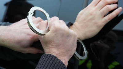 Die Polizei nahm einen Verdächtigen fest, zwei weitere Männer flüchteten. (Symbolbild) (Foto: Marcus Brandt/dpa)