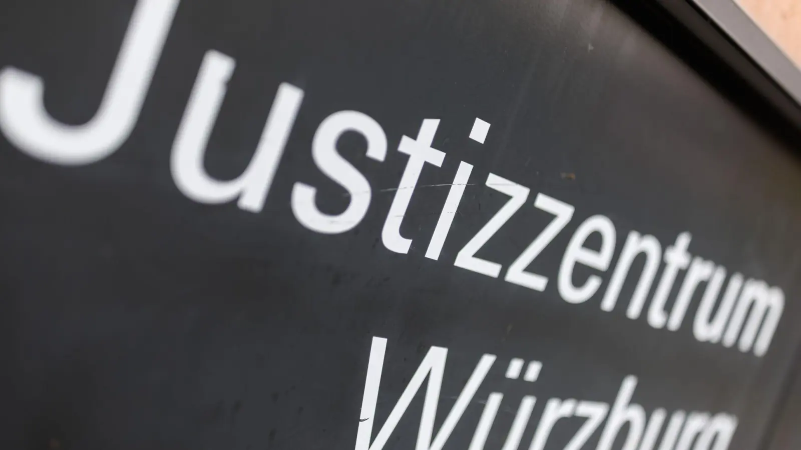 Der Angeklagte soll aus Eifersucht gehandelt haben. (Archivbild) (Foto: Daniel Karmann/dpa)