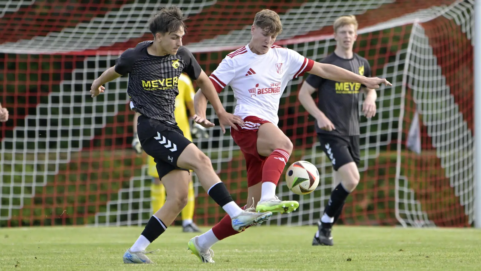 Louis Hirschmann (weißes Trikot) ist beim TSC für die Startelf nominiert. (Foto: Martin Rügner)