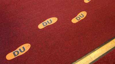 Zum „Du“ geht's hier lang: Viele Firmen werben inzwischen mit flachen Hierarchien. (Foto: Karl-Josef Hildenbrand/dpa/dpa-tmn)