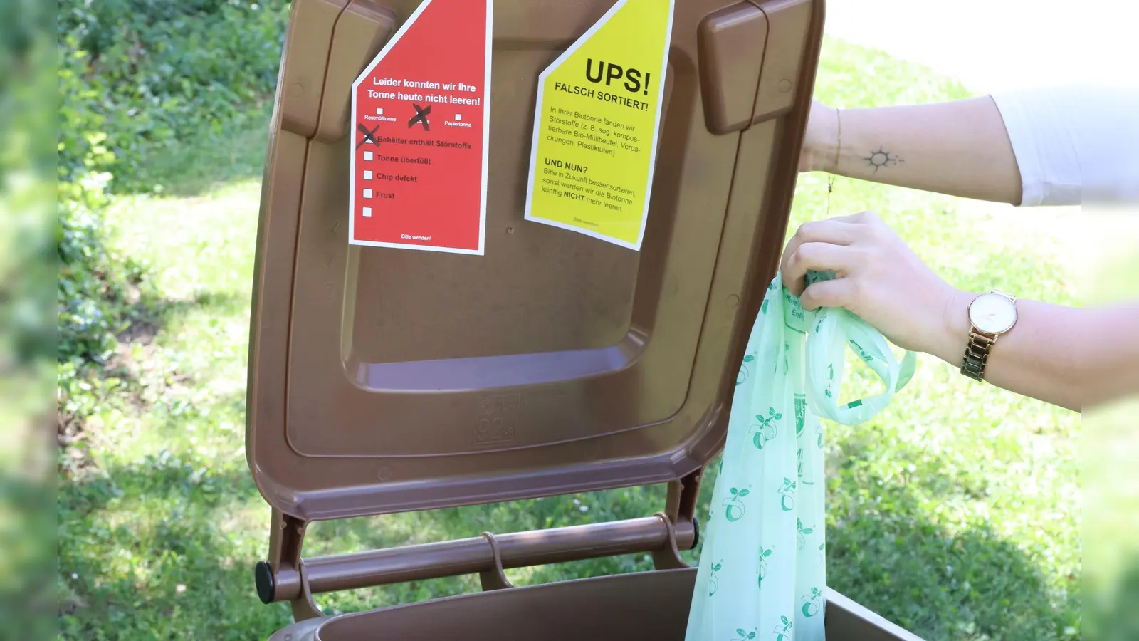 Auch Müllbeutel aus Bio-Kunststoff gehören zu den Störstoffen die nicht in der Biomülltonne entsorgt werden. Bei zu vielen Störstoffen im Biomüll droht ab sofort eine Nichtleerung.<br>Symbolbild braune Tonne Biotonne Kontrolle Biomüllbeutel Fehler falsche Befüllung Mülltonne Müllwesen Abfallwirtschaft (Foto: Susanne Schwab)