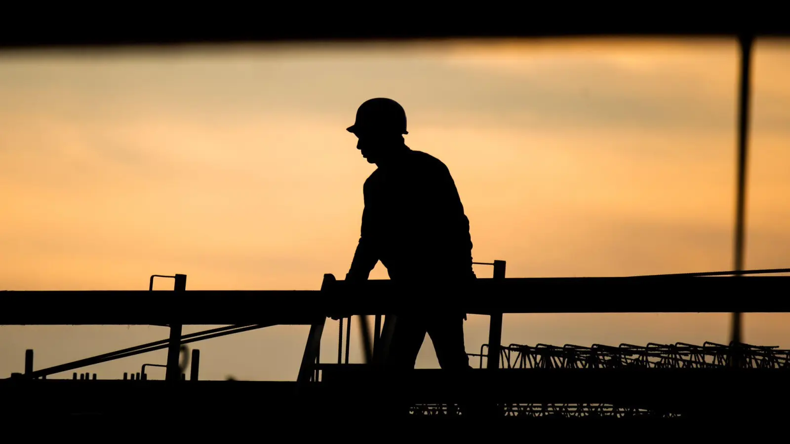 Bei einem Betriebsunfall in Insingen (Landkreis Ansbach) ist ein Arbeiter lebensgefährlich verletzt worden. (Symbolbild: Julian Stratenschulte/dpa)