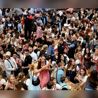 Beim Reservierungswechsel wird es voll auf der Wiesn.  (Foto: Felix Hörhager/dpa)