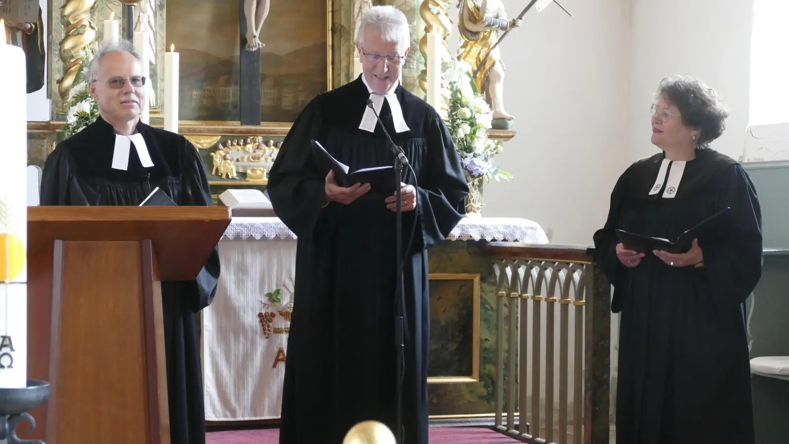 Jürgen Hofmann (links) und Christine Stradtner dankten Valdir Weber für sein Engagement. (Foto: Helmut Meixner)