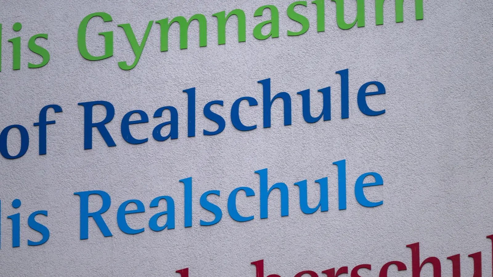 Nicht alle Schulen sind gleichermaßen vom Schuleschwänzen betroffen. (Archivbild) (Foto: Peter Kneffel/dpa)