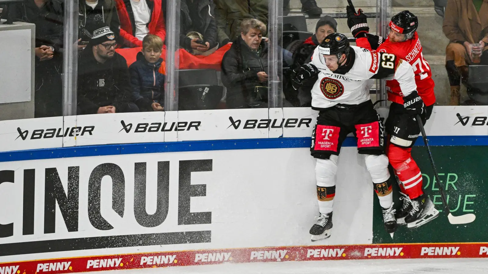 Harte Zweikämpfe gab es zwischen Deutschland und Österreich beim Deutschland Cup. (Foto: Armin Weigel/dpa)