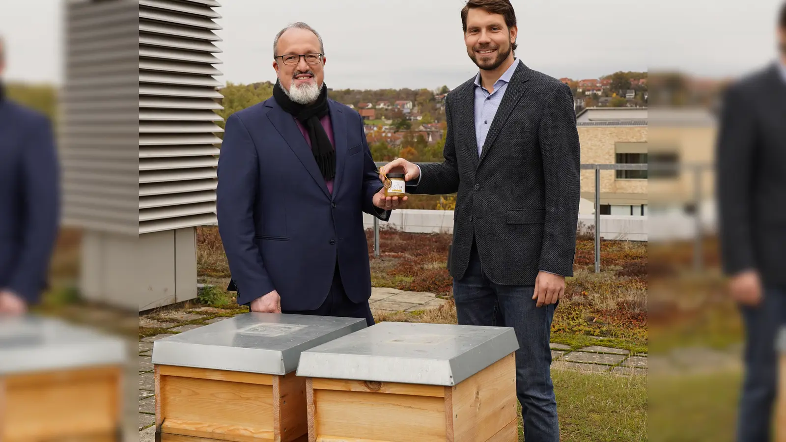 Präsident Prof. Dr.-Ing. Sascha Müller-Feuerstein (links) und Kursleiter Prof. Dr. Simon Gollisch statteten den Bienen auf dem Ansbacher Hochschuldach einen Besuch ab. (Foto: Hochschule Ansbach/Celine Schneider)