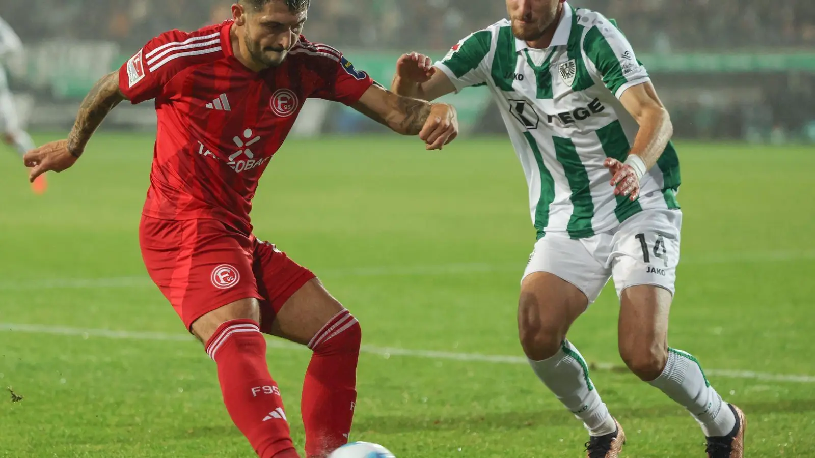 Matthias Zimmermann (l) hat mit Fortuna Düsseldorf erneut verloren. (Foto: Friso Gentsch/dpa)