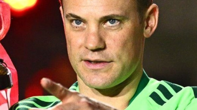 Manuel Neuer trägt nach dem Pokalsieg die Kakadu-Trophäe des FC Bayern.  (Foto: Tom Weller/dpa)