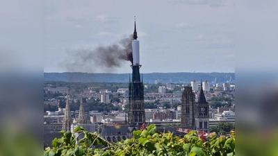 Der Turm der Kathedrale von Rouen steht in Flammen. (Foto: Patrick Streiff/AFP/dpa)