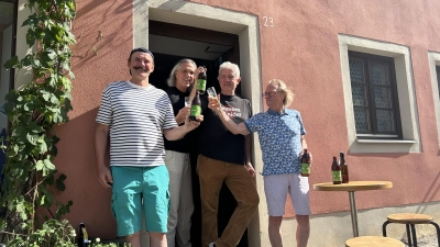 Jürgen Friedrich, Hubert Berger, Gerd Steier und Stefan Wittig (von links) lassen sich ihre neueste Kreation vor ihrem Treffpunkt in der Platenstraße schmecken: Ihr Ansbacher Kellerbier wird nun erstmals beim Altstadtfest ausgeschenkt. (Foto: Florian Pöhlmann)