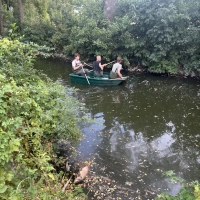 Mitglieder des Fischereivereins sind mit dem Boot auf der Aisch unterwegs, um tote Fische einzusammeln. (Foto: Matthias Schubart)