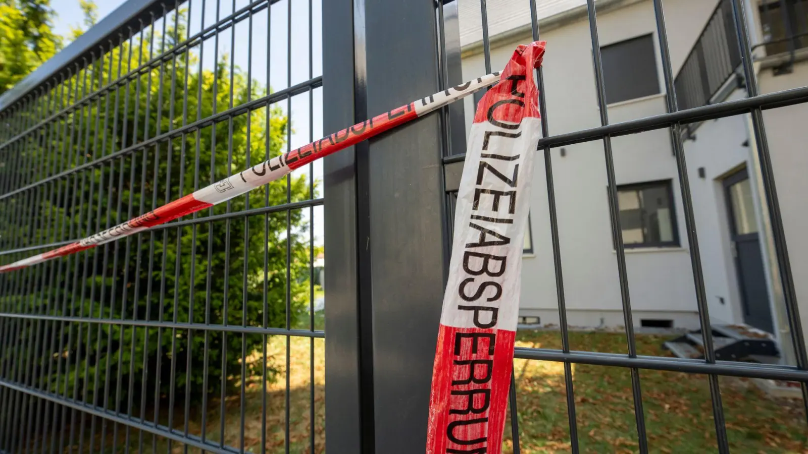 Das Flüchtlingsheim wurde geschlossen und von der Polizei abgesperrt. (Foto: Stefan Puchner/dpa)